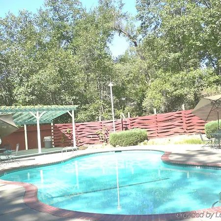 Golden Chain Motel 